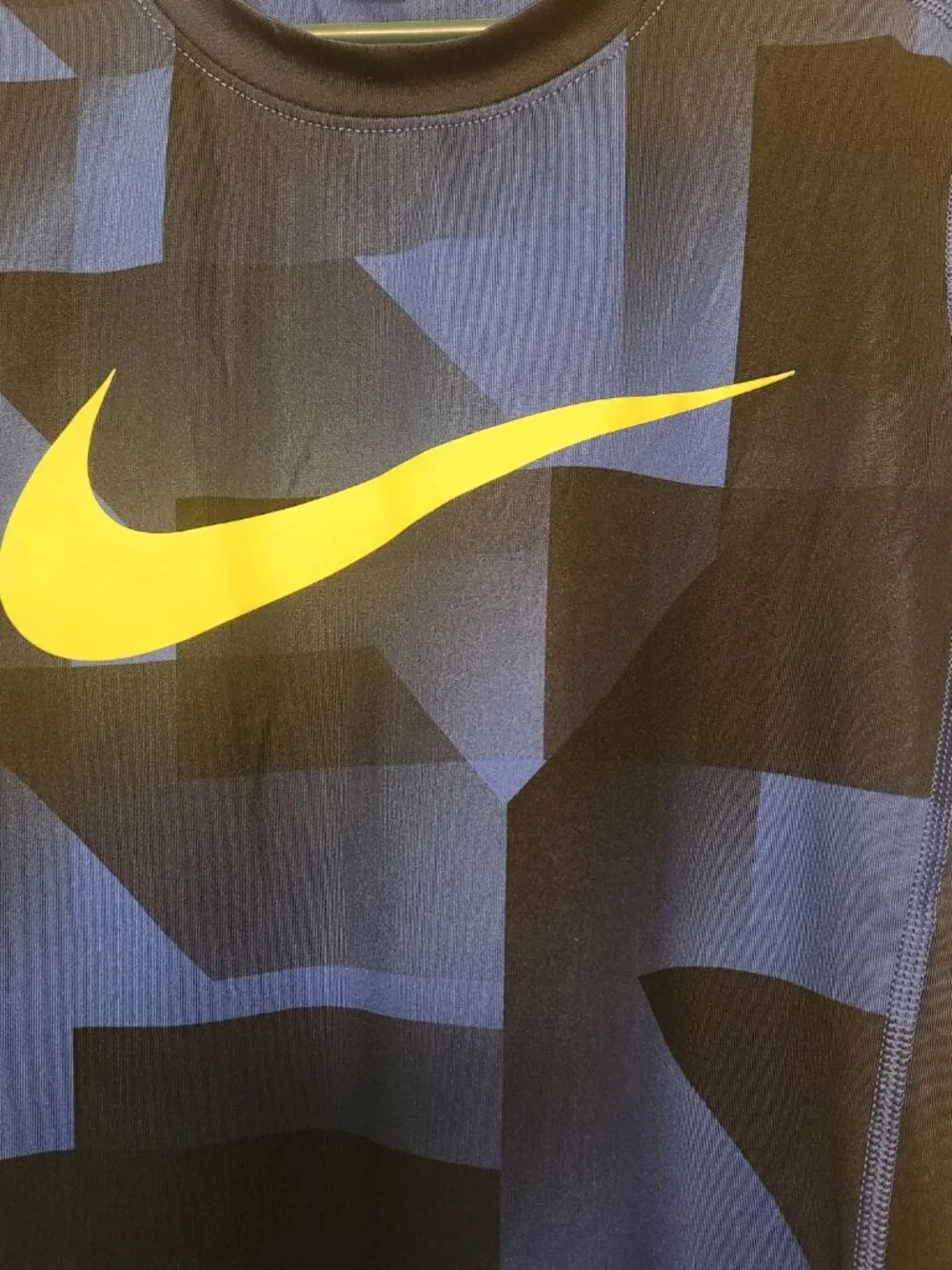 NWOT Nike Boys Dri-FIT Geometric Graphic Tee- Size Youth Small